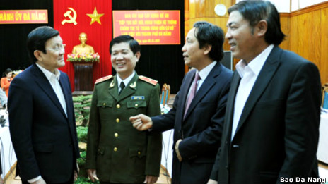 Chủ tịch Trương Tấn Sang (bìa trái) và ông Nguyễn Bá Thanh (bìa phải) trong cuộc tiếp xúc ở Đà Nẵng (ảnh của Báo Đà Nẵng)