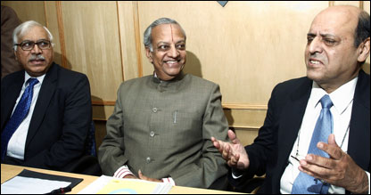 बाएँ से - एसवाई क़ुरैशी, एन गोपालस्वामी और नवीन चावला