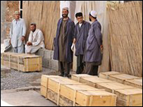 Nhân viên bệnh viện đứng gần quan tài các nạn nhân vụ tấn công