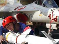 Tayvan ordusunda füze tutan bir asker