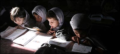 دختران دانش آموز در افغانستان