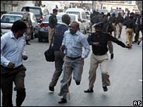 پلیس در کراچی خبرنگاران را دنبال می کند