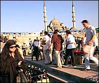 مردم در شهر استانبول ترکيه