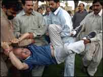 سابق وزیر قانون اقبال حیدر کو زبردستی پولیس وین  کی طرف لے جایا جا رہا ہے۔