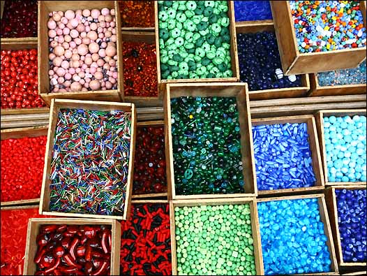 琳琅满目的店铺出售各种货品，从古董家具、二手衣服，到首饰、摆设，应有尽有。