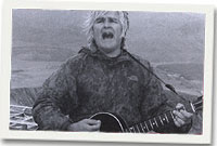 Mike Peters yn canu ar yr Wyddfa