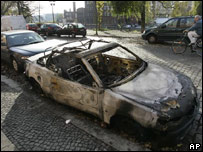 Carro queimado em Berlim