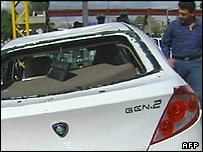 Patlamadan zarar gören bir araç