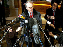 Ông Christopher Hill họp báo