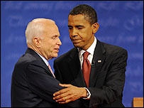 John McCain (esq.) e Barack Obama se cumprimentam depois do debate (AFP)