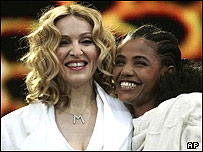 مدونا در کنار دختری اهل اتیوپی که به مدد کنسرت باب گلدوف از مرگ نجات یافت و اکنون در دانشگاه درس می خواند