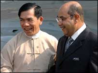 Ngoại trưởng Malaysia (bên tay phải) và Ngoại trưởng Miến Điện