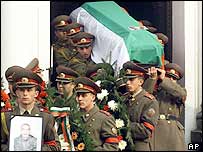 Soldados da Bulgária em funeral de militares mortos em Karbala, no Iraque, em dezembro