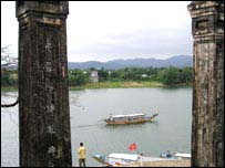 Sông Hương trước chùa Thiên Mụ