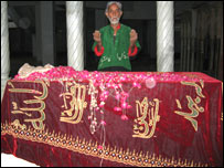 گڑھی خدا بخش میں بھٹو کی قبر