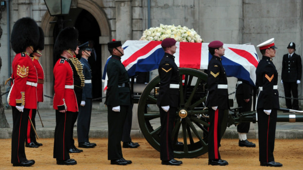 英軍將士送撒切爾夫人走完最後一程
