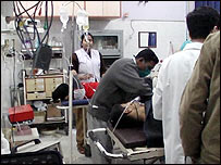 घायल सुरक्षाकर्मियों का इलाज