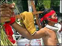 Fazendeiros tailandeses participam de protestos contra a OMC