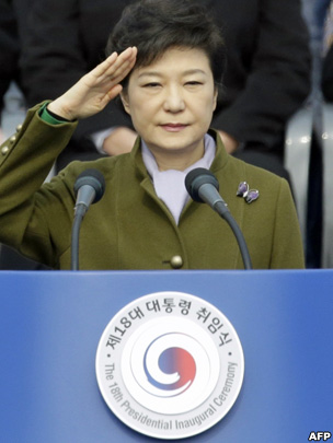 韩国总统朴槿惠在就职典礼上敬礼（25/2/2013）