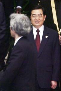 Junichiro Koizumi é observado pelo líder chinês Hu Jintao, em Jacarta