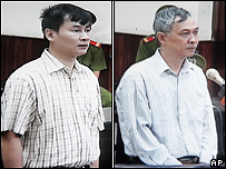 Hai ông Nguyễn Văn Hải (trái) và Nguyễn Việt Chiến tại tòa ở Hà Nội hôm 14.10.2008