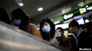 上海地鐵站一些乘客戴上了口罩（05/04/2013）