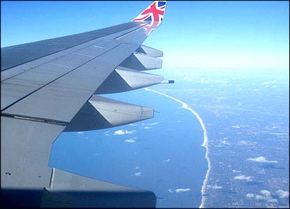 Máy bay của hãng Virgin Atlantic bay qua hồ Michigan tới Chicago