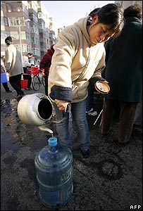 Một phụ nữ tích trữ nước tại Cáp Nhĩ Tân