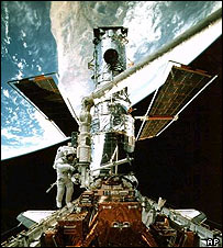 فضانوردان درحال تعمير تلسکوپ هابل