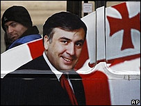 Saakaşvili'nin resmini taşıyan bir otobüs