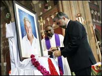 پاکستان کرکٹ بورڈ کے چیئرمین نسیم اشرف ایک تقریب میں باب وولمر کو خراجِ تحسین پیش کر رہے ہیں