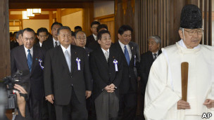 周四(18日)包括兩名內閣大臣在內的67名日本國會議員參拜靖國神社。