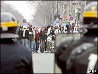 پليس ضد شورش در مقابل تظاهرکنندگان در پاريس