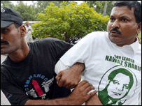 نواز شریف کے حامی کو سکیورٹی اہلکار لے کر رجا رہے ہیں