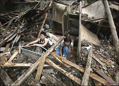 Người dân tìm kiếm tại các đống nhà cửa đổ nát ở Đô Giang Yển.