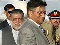 صدر مشرف سابق وزیرِ اعظم جمالی کے ساتھ: فائل فوٹو