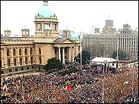 Belgrat'ta Miloşeviç için düzenlenen tören