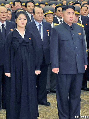 朝鲜领导人金正恩（右）与夫人李雪主（左）在平壤锦绣山太阳宫出席开馆仪式（17/12/2012）