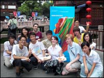 英国年轻人与上海学生合影