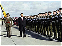 Ông Nguyễn Tấn Dũng duyệt đội quân danh dự ở Dublin