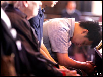 Kurbanlar için dua eden bir Londralı