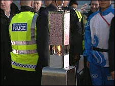 Đuốc Olympic trong đèn lồng