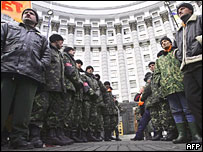 هواداران ويکتور يوشچنکو ساختمان دولت را مسدود کردند