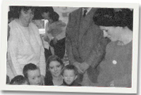 Sali Mali yn torri'r ruban ar gyfer agoriad swyddogol