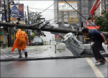 Cột điện đổ cản đường đi lại