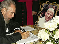 Fidel Castro assina livro de condolências ao papa
