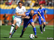 فيتيك( يمين) يحاول المرور من مدافع نيوزيلندي