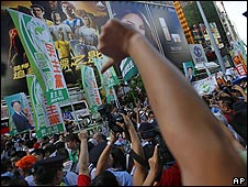 香港「七一」遊行民眾指罵民主黨遊行隊伍(1/7/2010)