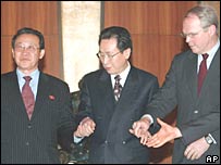 Negociadores Kim Kye Gwan (Coréia do Norte), Wu Dawei (China) e Christopher Hill (EUA)