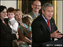 Bush com um grupo de crianças adotadas quando eram embriões